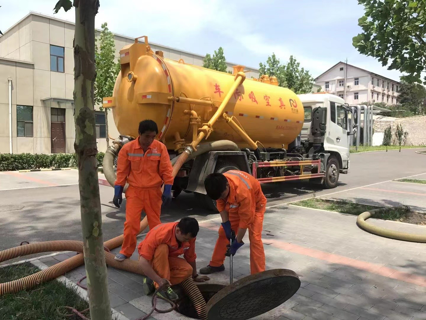 洮南管道疏通车停在窨井附近