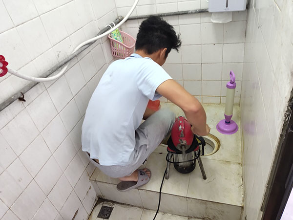 洮南管道堵塞冒臭气 专业师傅现场解决问题