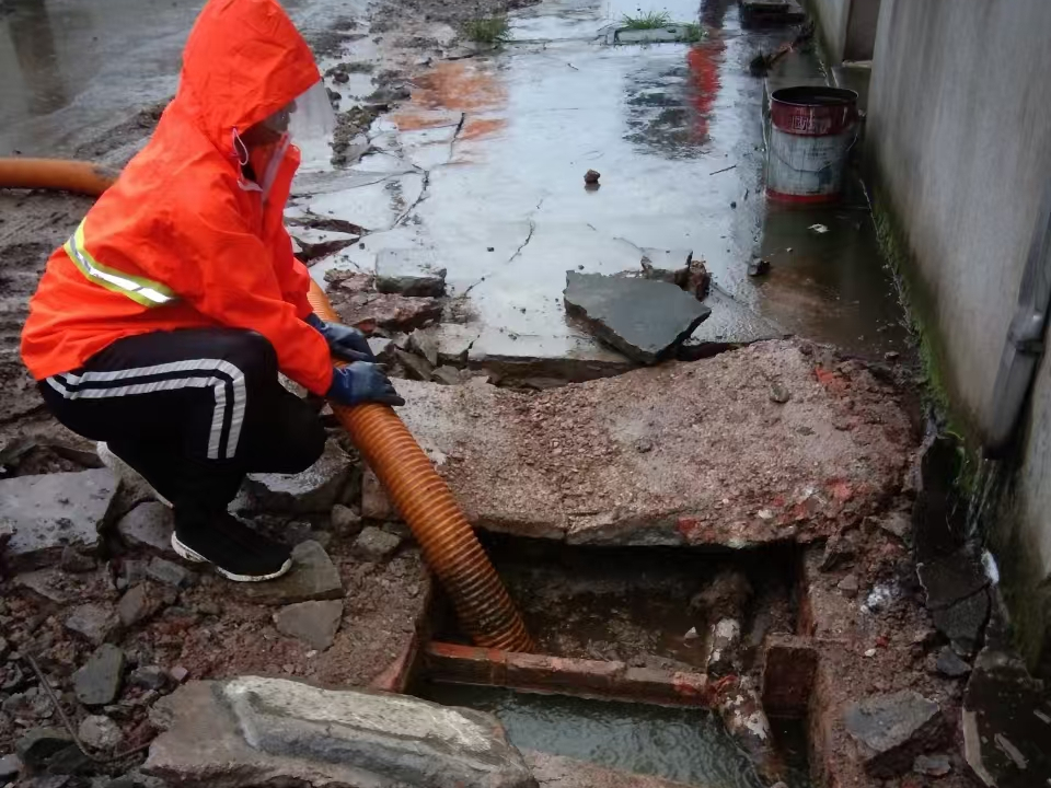 洮南专业清理污水池 炜誉市政以规范流程守护城市 “肠道”